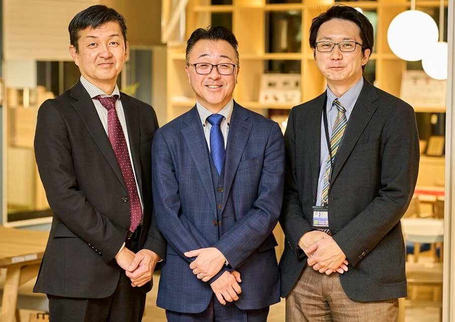 鈴与ホームパル　左から井上勇人取締役、菅野敦代表取締役社長、伊奈野壯担当部長