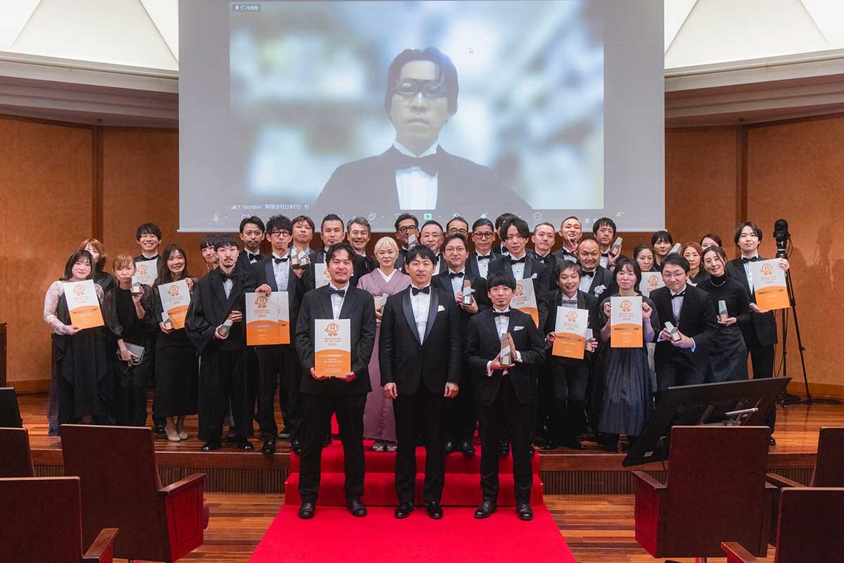 リノベーション協議会　集合写真に臨むTOOLBOXの荒川公良社長（写真真ん中）