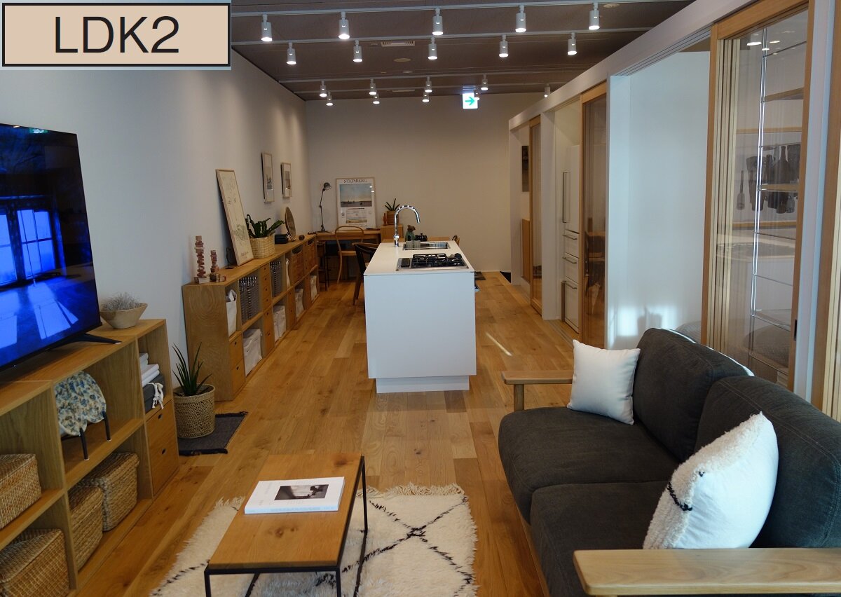 MUJI HOUSE　リビングからDKを見る