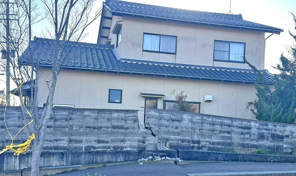 地震により傾き、外のレンガにヒビが入ってしまった住宅（写真提供：さくら事務所）