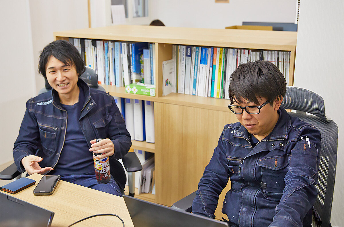 オガワ　導入前当時のトラブルを語る小川部長(左)と太田課長(右)