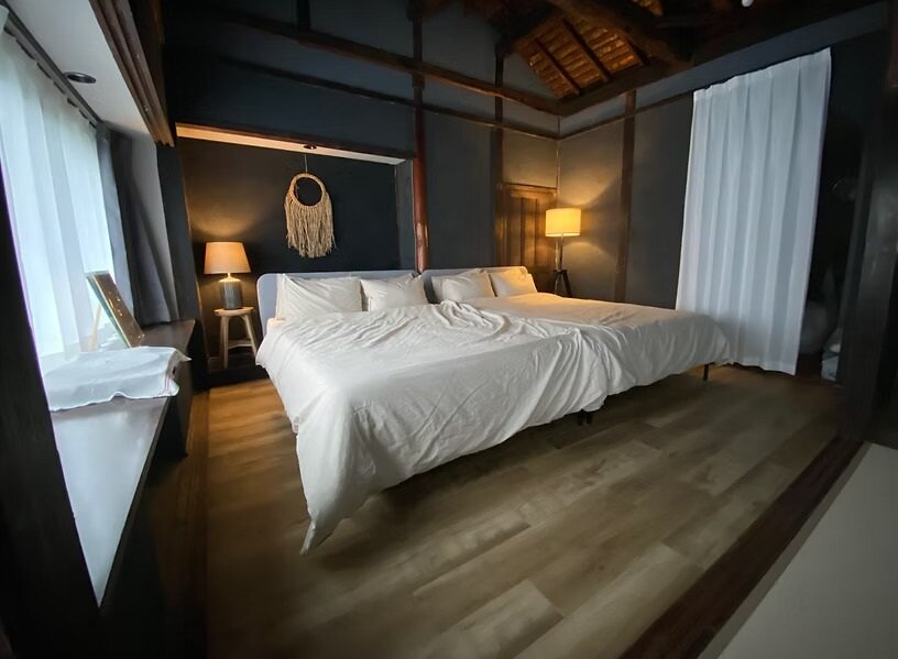 小笠原企画　全6軒のホテルのなかでも人気の「長崎坂宿OKU」。戦前の建物で、梁や柱は当時のものをそのまま残している