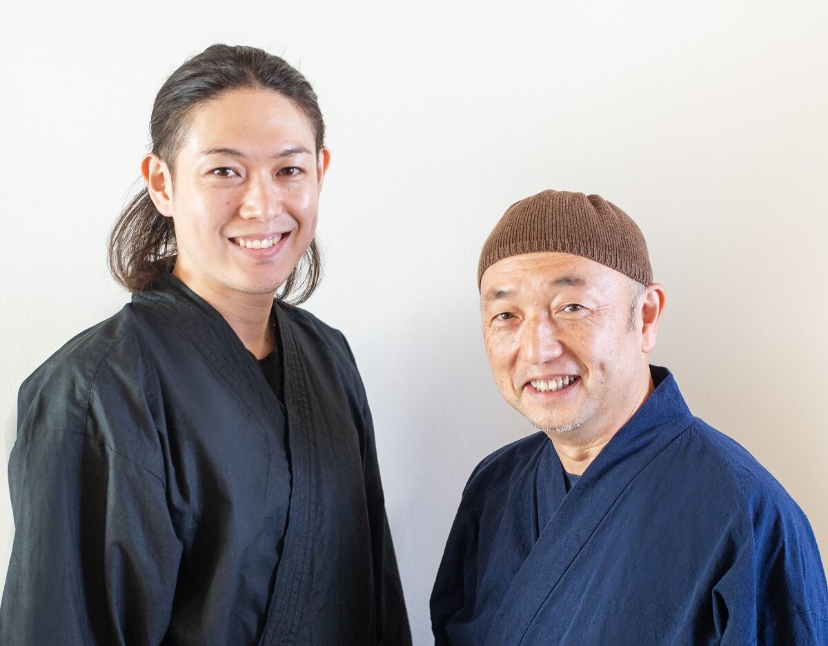 稲垣塗装所　稲垣豊代表（右）と稲垣亘佑氏（左）