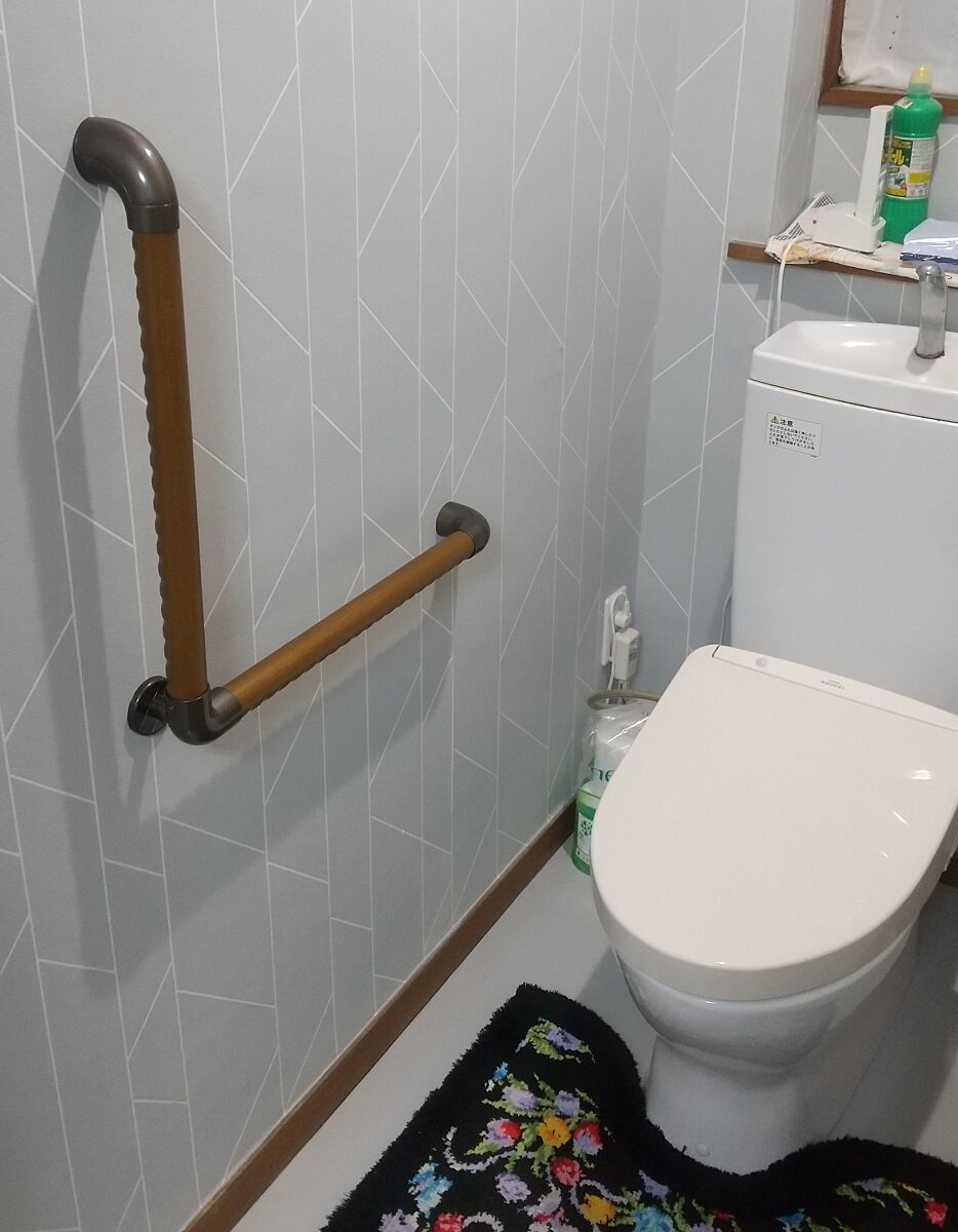 フランスベッド　トイレ内に手すりを付けた後