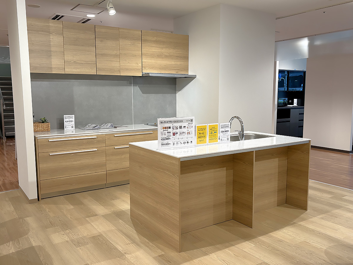 木目を基調にしたシステムキッチンの展示