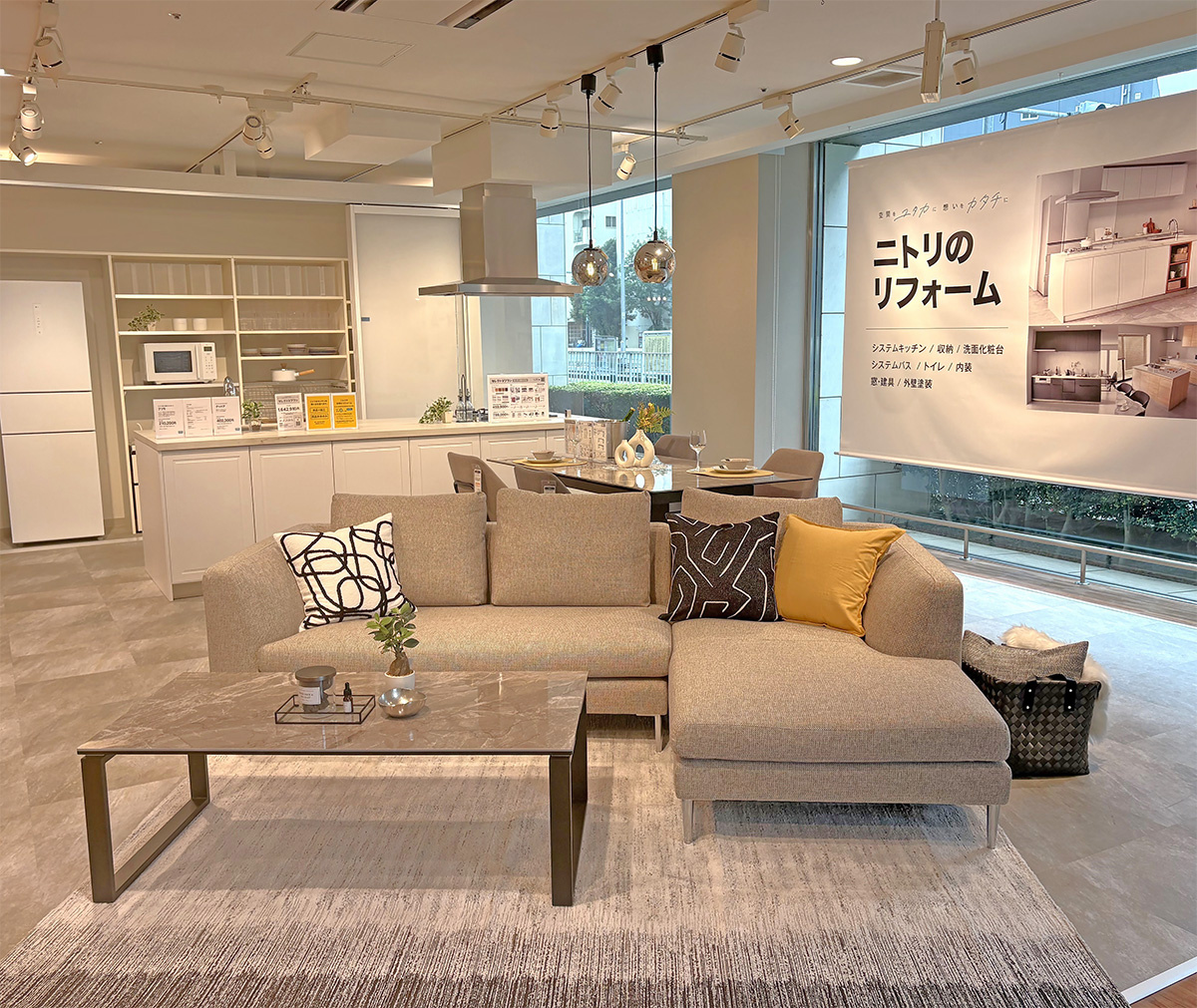 LDKを再現した展示コーナー。キッチン、収納、家具を一体で提案する空間構成