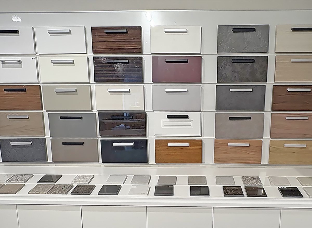 キッチン扉やカウンターのカラーサンプル。素材や質感を実際に確認できる