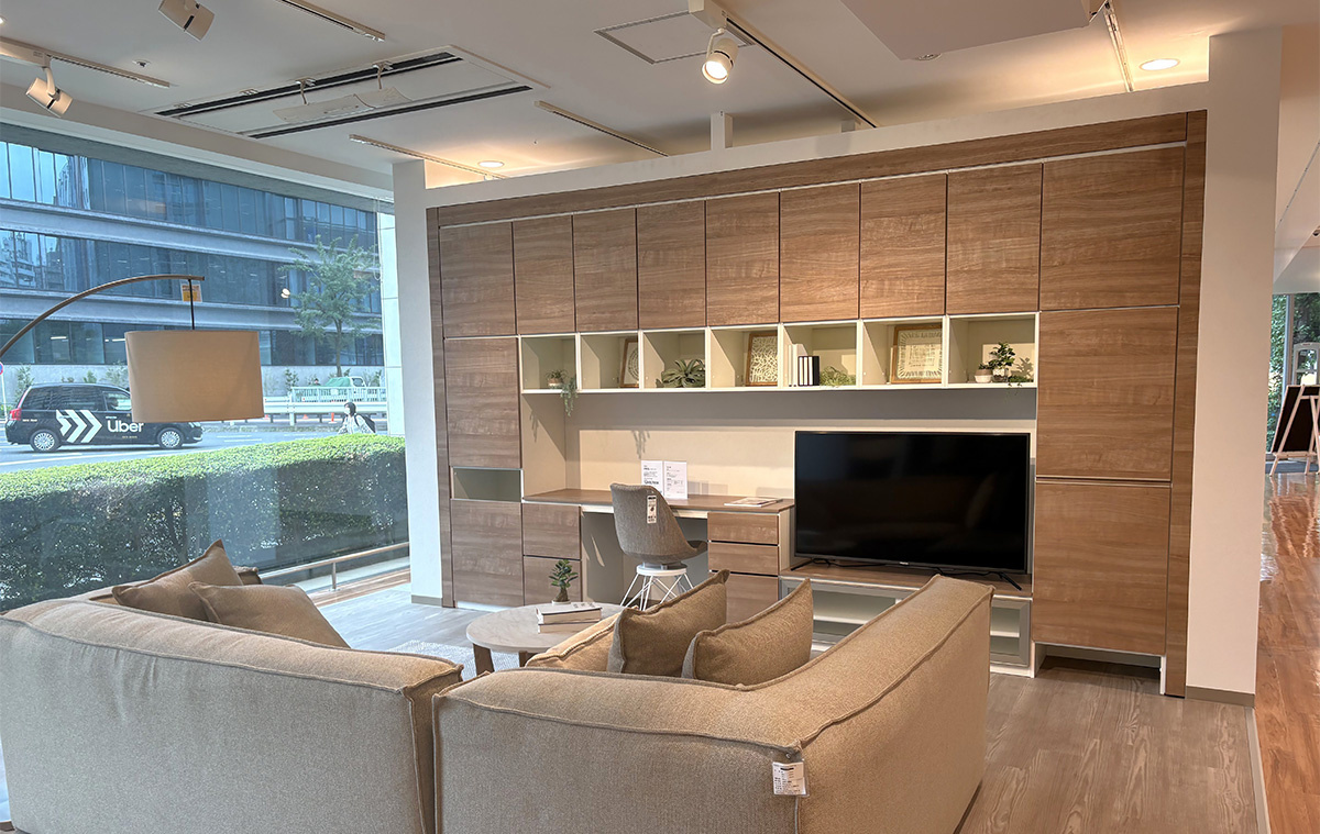 テレビ台・収納・デスクを一体化した壁面収納を提案する空間構成