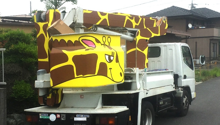 ヤマQサービス　高所作業車レンタル「キリンサポート」は、窓の掃除や外壁塗装など、さまざまなニーズがある。資格を持つオペレーターが同乗する