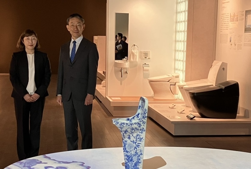 LIXIL　INAXライブミュージアムの尾之内明美館長(左)