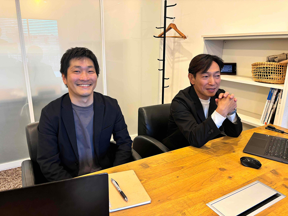 リコシス　松本通明社長(右)と経営企画部の金﨑隆志氏(左)