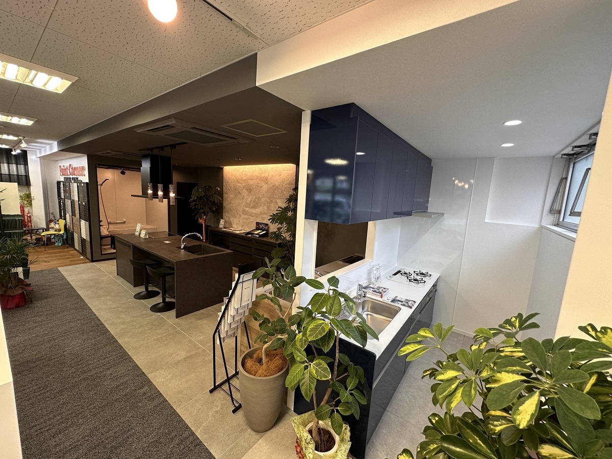 中山コーティング　店内には水回り機器を揃え、普及価格帯から高級価格帯まで比較検討できる