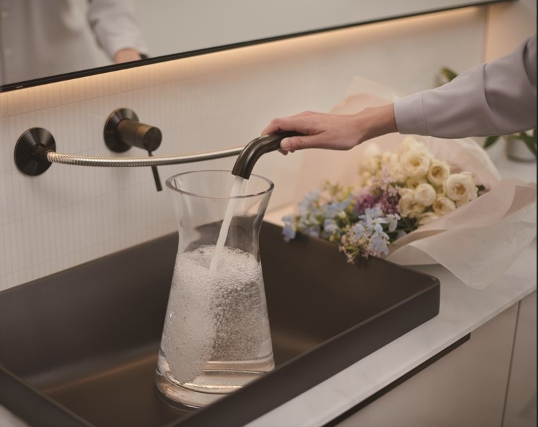 TOTO　ウォール水栓は吐水口を引き出して使用できる