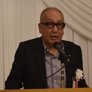 マンションリフォーム推進協議会　壇上でスピーチを行う池上一夫会長
