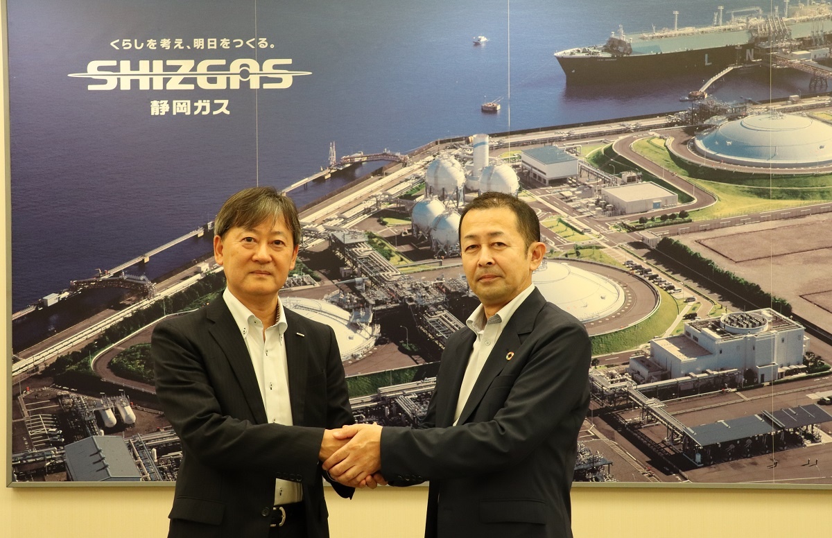 静岡ガス　静岡ガスの内藤貴康常務執行役員（左）とグッドリビングの永野武社長（右）
