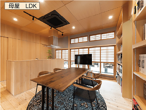 マエダハウジング　母屋に展示するキッチンは2台。LDKに据えたのはトクラス製で実際に使用できる
