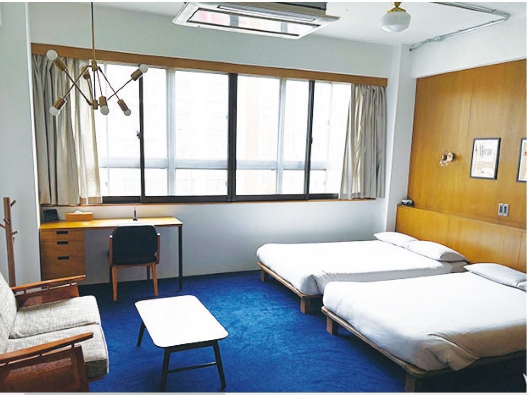 オフィス・エコー　「NO SERVICE HOTEL（ノーサービスホテル）」。ミッドセンチュリーで、住みたくなるようなデザイン。中長期の滞在を見込んで、大きなトランクを開けるスペースがある広い部屋