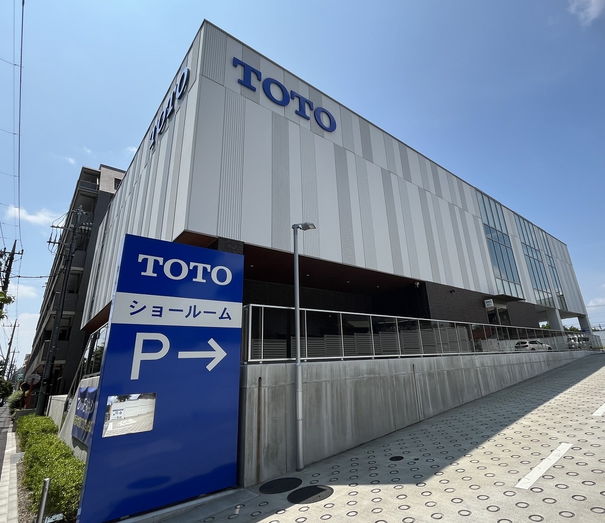 TOTO　TOTO石神井ショールームの外観（下）。内部にはキッチンのザ・クラッソを中心に置いたリビングの空間展示も行われている。住宅設備はキッチン6台、バス7台、トイレと洗面各10台など多数展示（上）