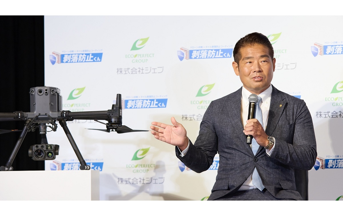 「剥落防止くん」で使用するドローンとジェブの太田猛也代表