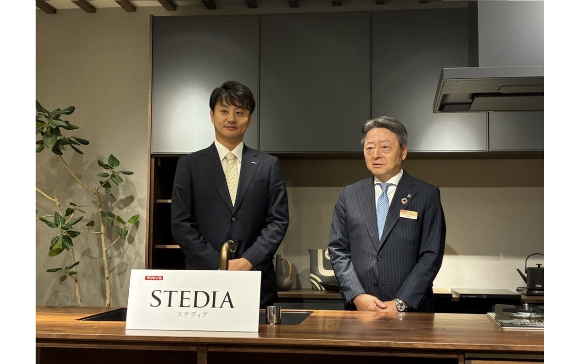 共同開発を行った朝日ウッドテックの海堀直樹社長（左）とクリナップの竹内宏社長（右）