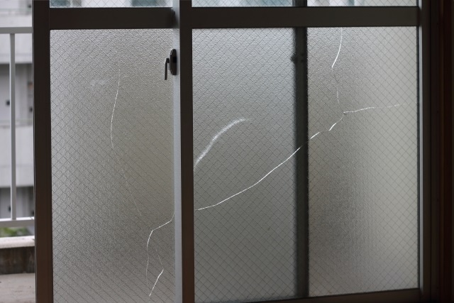 熱割れは、窓ガラス内部で局部的に著しい温度差が生じることで発生する自然破損現象