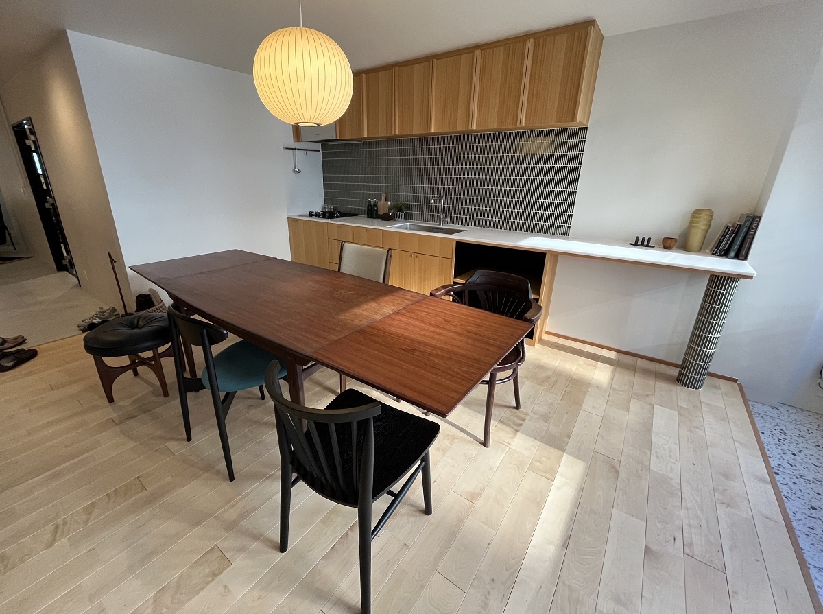 (写真：LDKは無垢フローリング、造作家具、造作キッチンを配した）