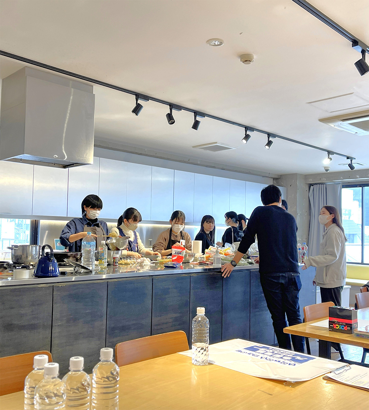 選考中の様子。学生が真剣に料理を作り、その過程を基に評価する