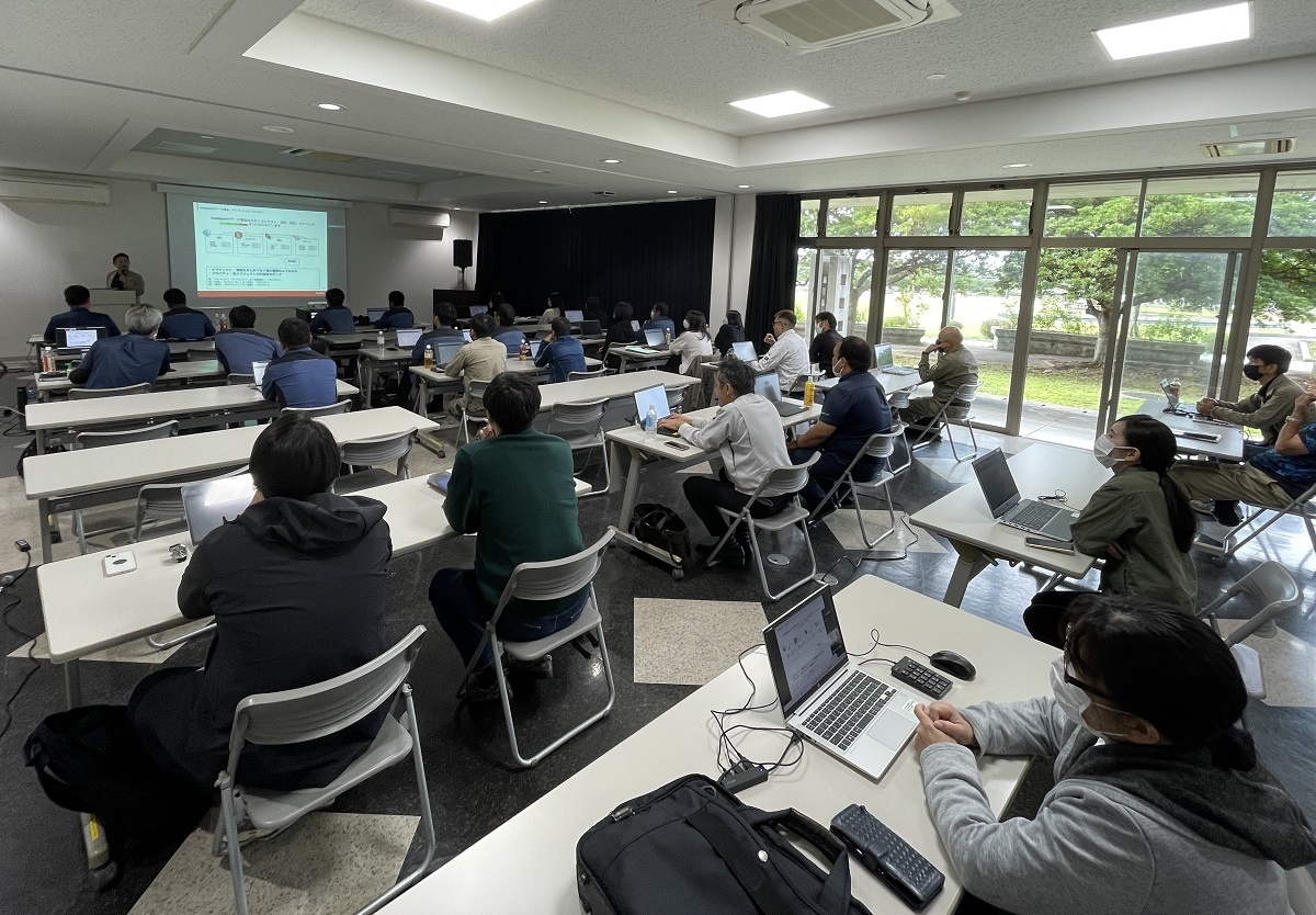 (写真:DX推進のため、全社員を集めて社内勉強会をしている）
