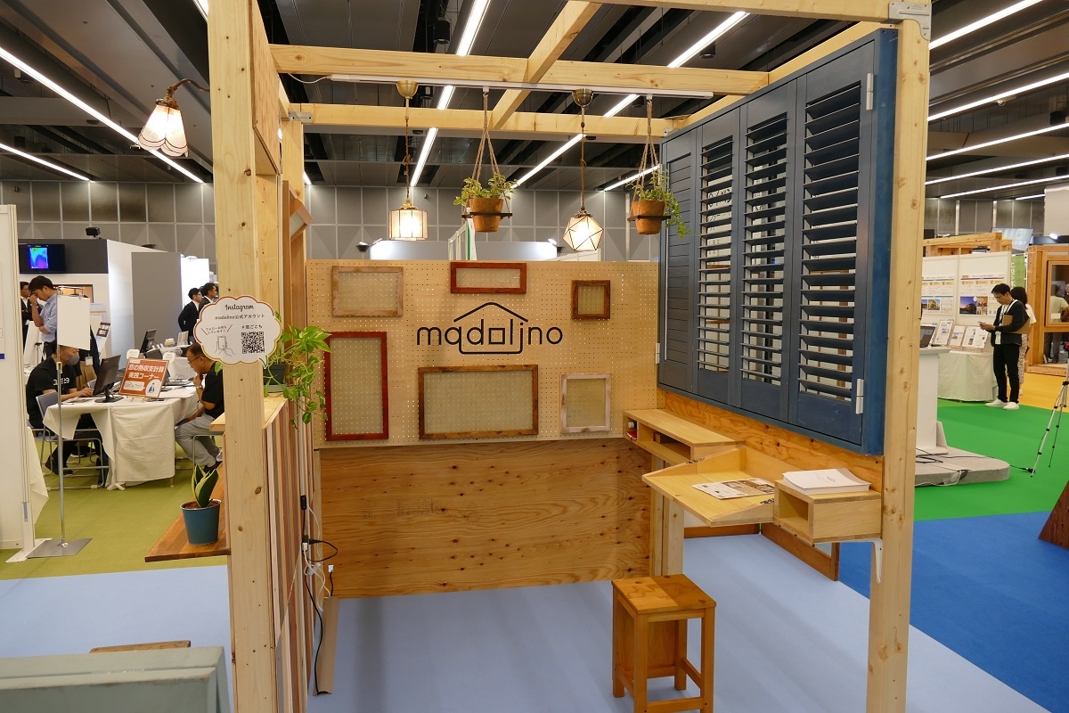 オリジナル商品の木製室内窓「マドリノ」を展示した