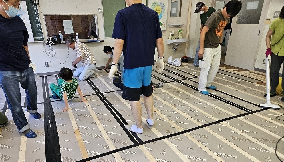 (写真:地域住民向けに旧小学校の職員室を活用した断熱ワークショップを開催した)