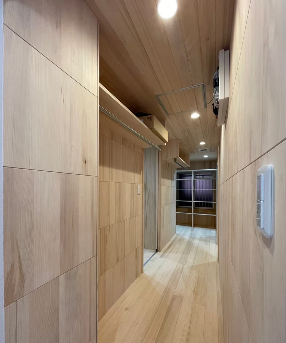 (写真:ランドリースペースとウォーキングクローゼット。床・壁・天井、すべてもみの木仕上げ)