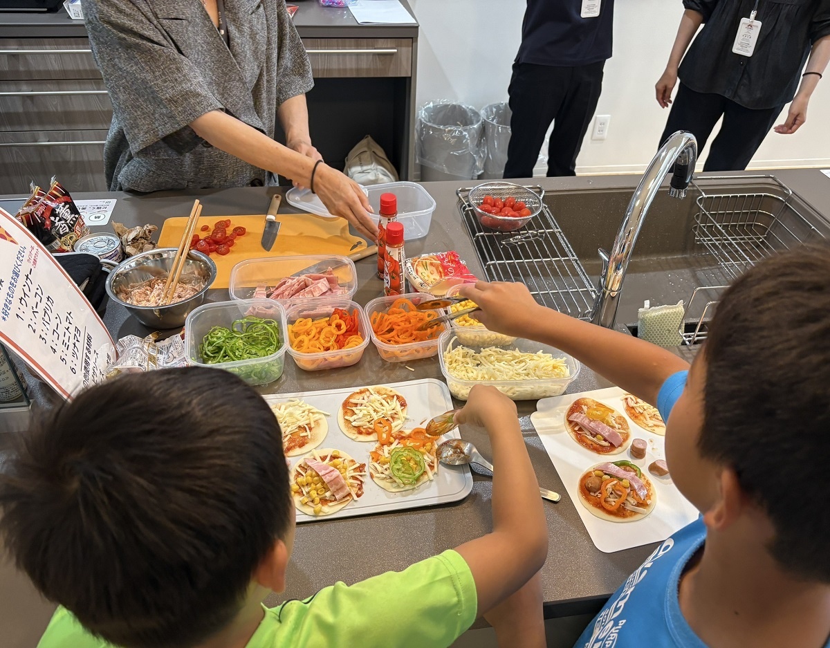料理教室でピザを作る子どもたち