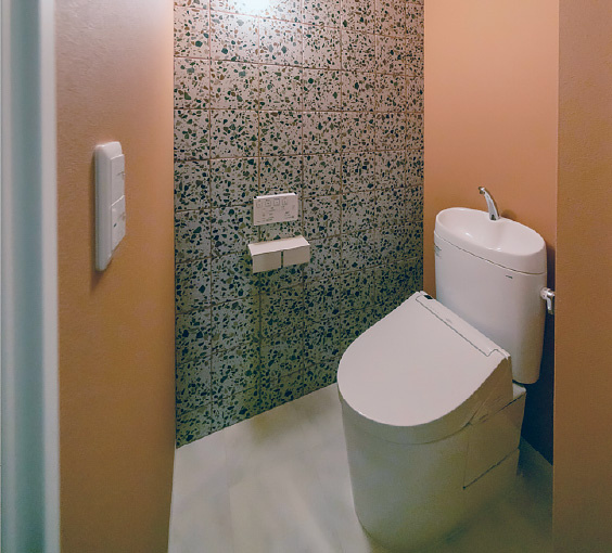 洗面・脱衣室の隣に設けたトイレも、同じテイストでまとめた