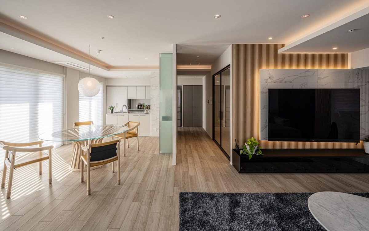 新築マンションの2戸を1戸に合体させて全面リノベーションした事例。インテリアはイタリア製