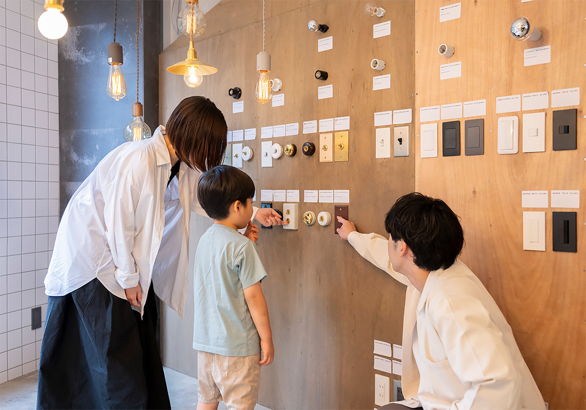 有名メーカーの金具や照明はあえて置いていない