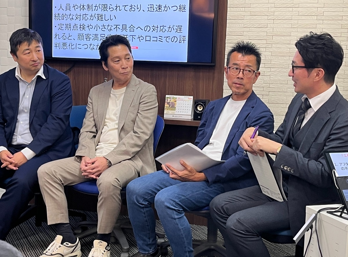 左から創建グループの吉村卓也社長、日本ビルダー支援機構の和田信雄社長、住宅支援機構の堰口新一代表理事、サニープラスの浅野義章専務