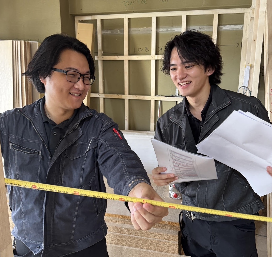 （写真：施工現場での働きやすさや見た目の清潔感の向上を意識したスタイリッシュなユニフォームで働く施工管理者）