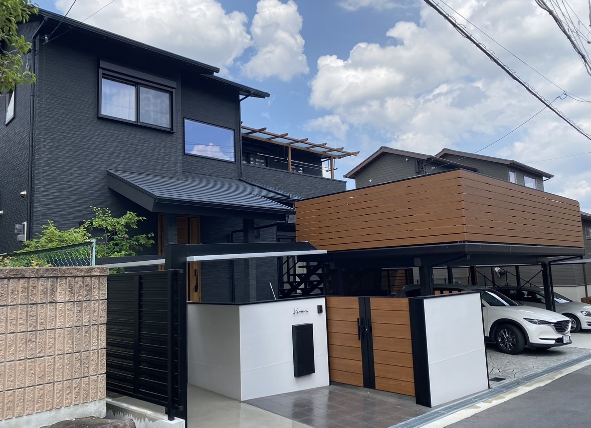 （写真：カーポートバルコニー。土地が狭くても屋外リビングや子どもの遊び場を確保できる）