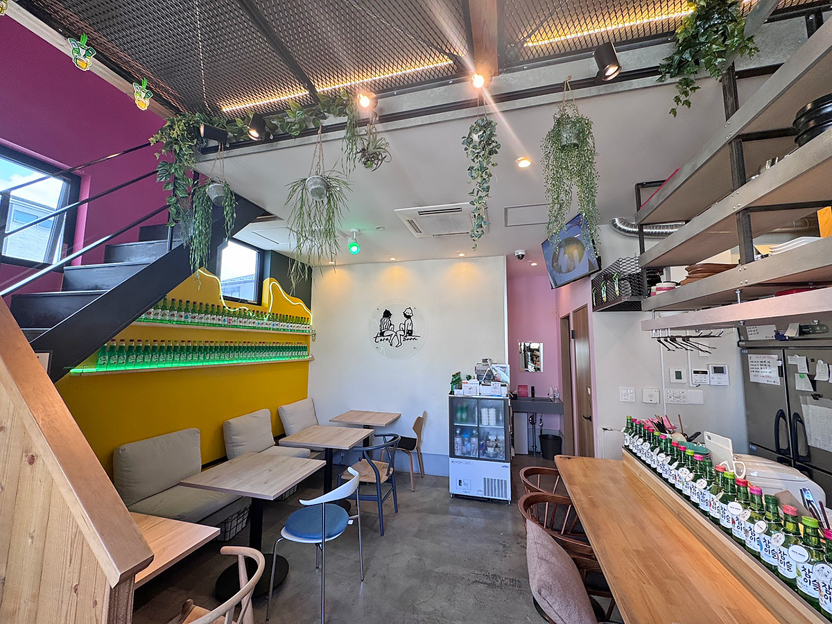 飲食ブースはポップな空間として演出されている