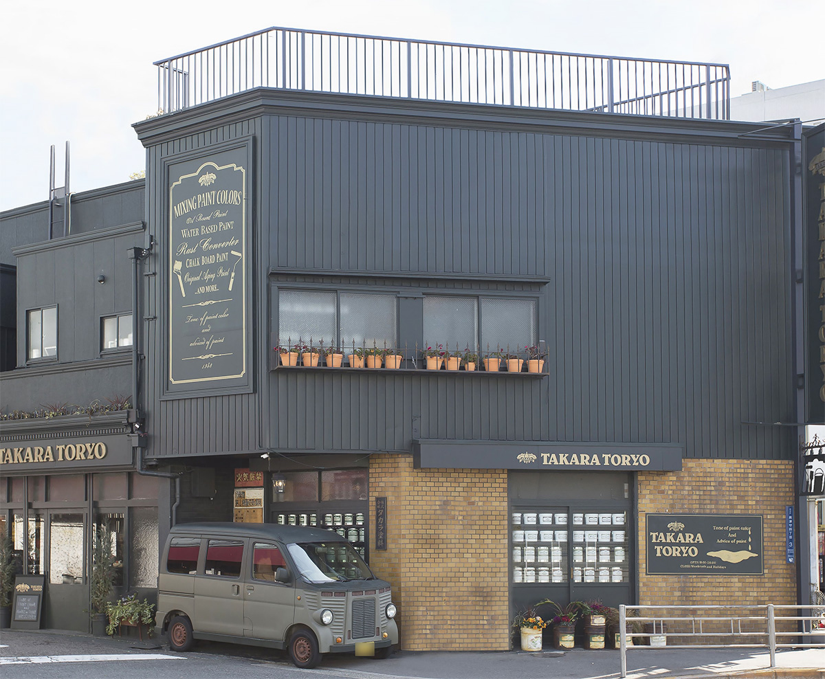 築50年の社屋をロンドンの老舗塗料販売店をイメージしてリニューアルした
