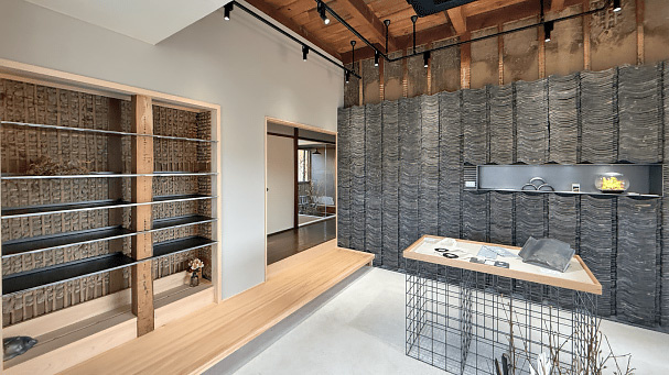 何枚も瓦を積み重ねた壁面装飾がエントランスを彩る