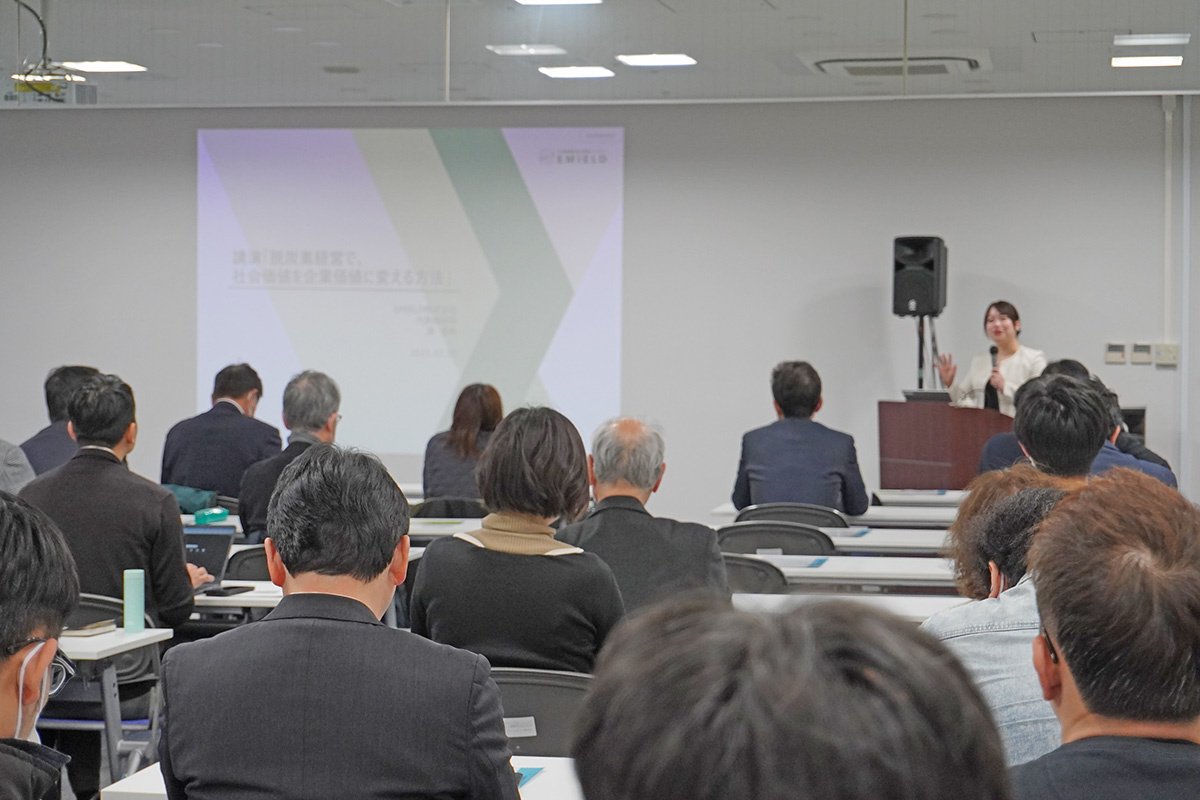講師として登壇するセミナー風景