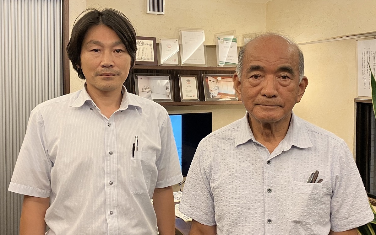 （写真：屋宮一公新社長（左）と橋本廣一会長（右））