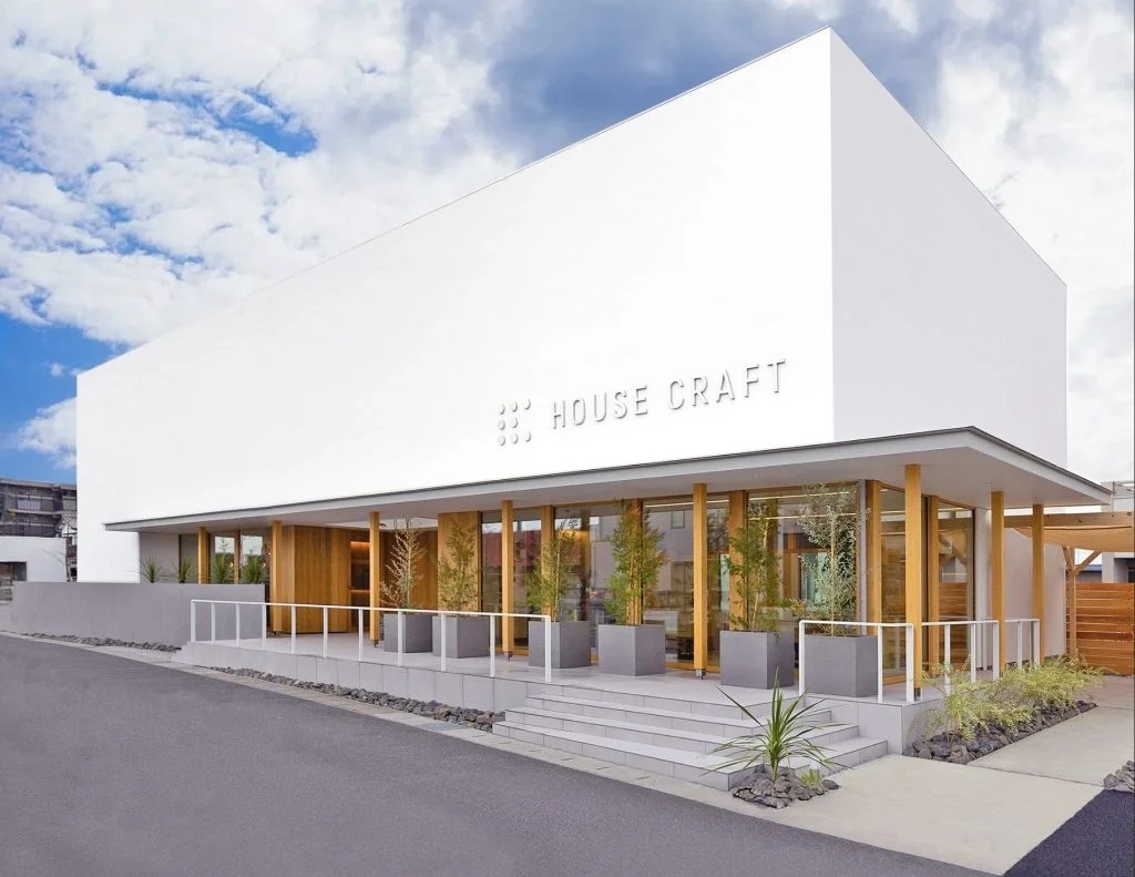 四日市スタジオは車通りの多い幹線道路に面している