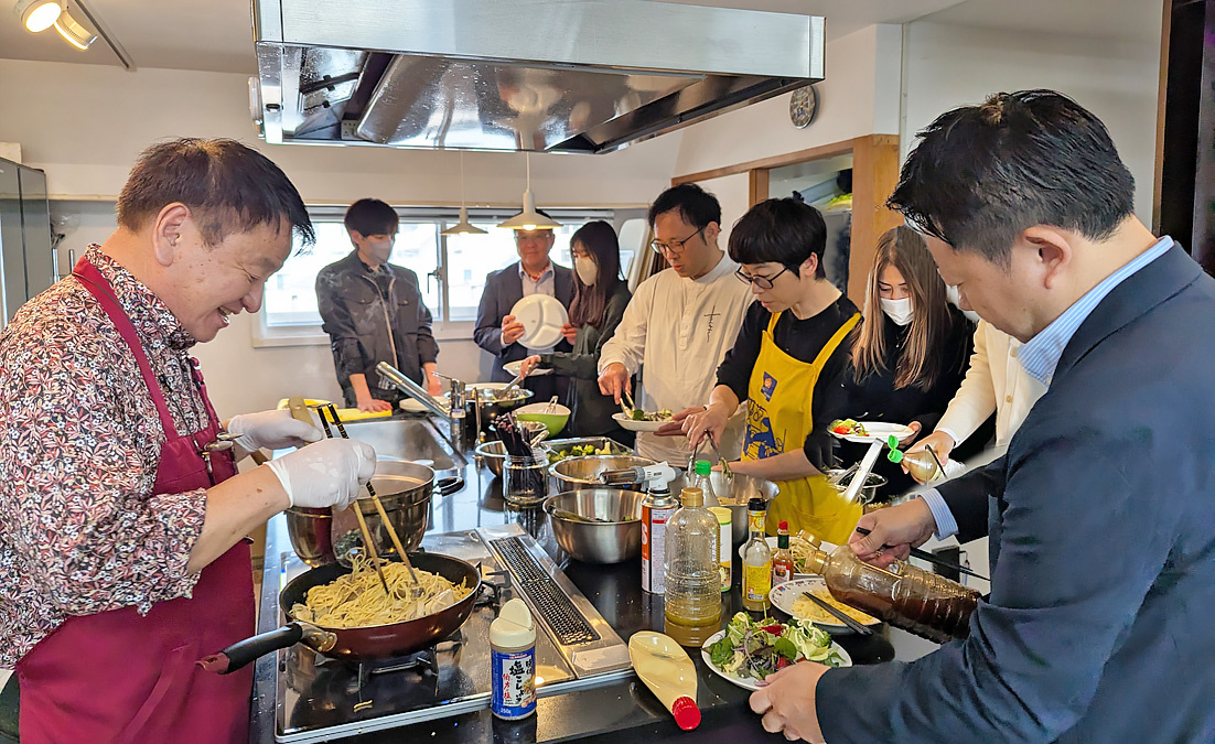 毎日北川社長が野菜多めの昼食を作り、社員に提供