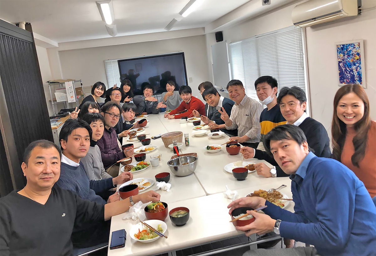 ランチを一緒に。食卓を囲むことで、コミュニケーションの場になる