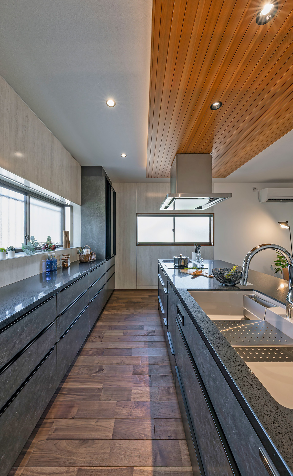 振り向けば食器が取り出せるという便利な動線になった