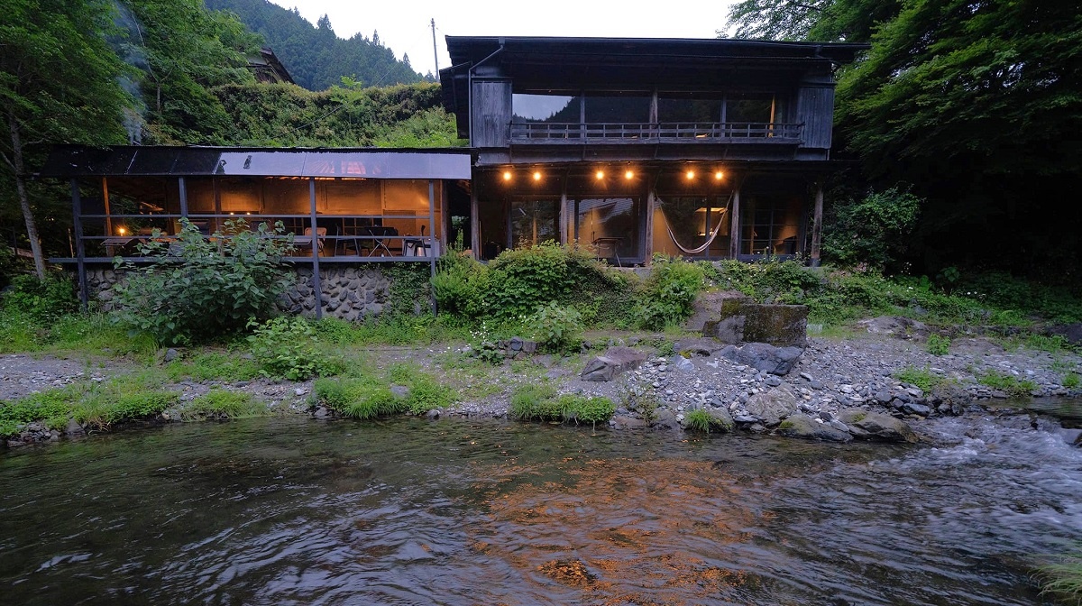 「アースガーデンリゾートサウナイン東京奥多摩」の前には多摩川が流れる