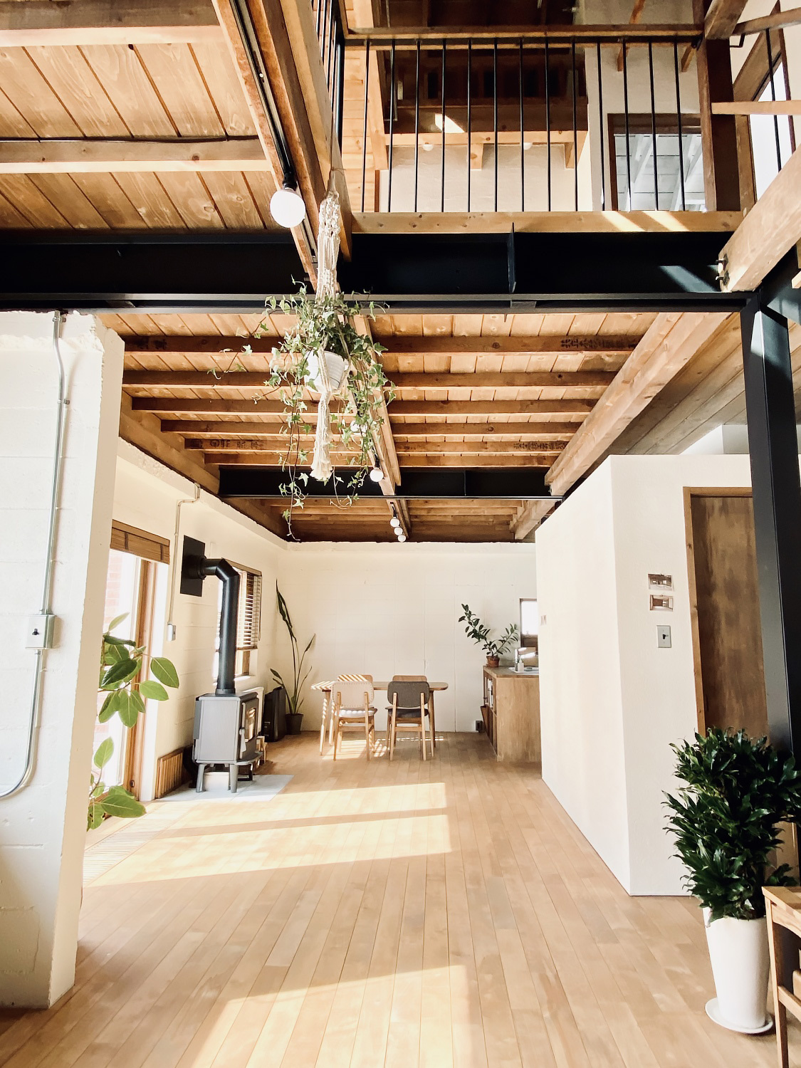 北海道産の無垢材の床や構造を見せる天井