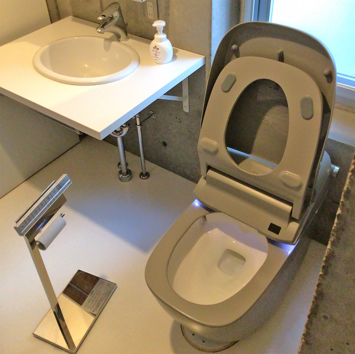 横浜市の支店に導入したLIXILの高級価格帯のトイレのサティス